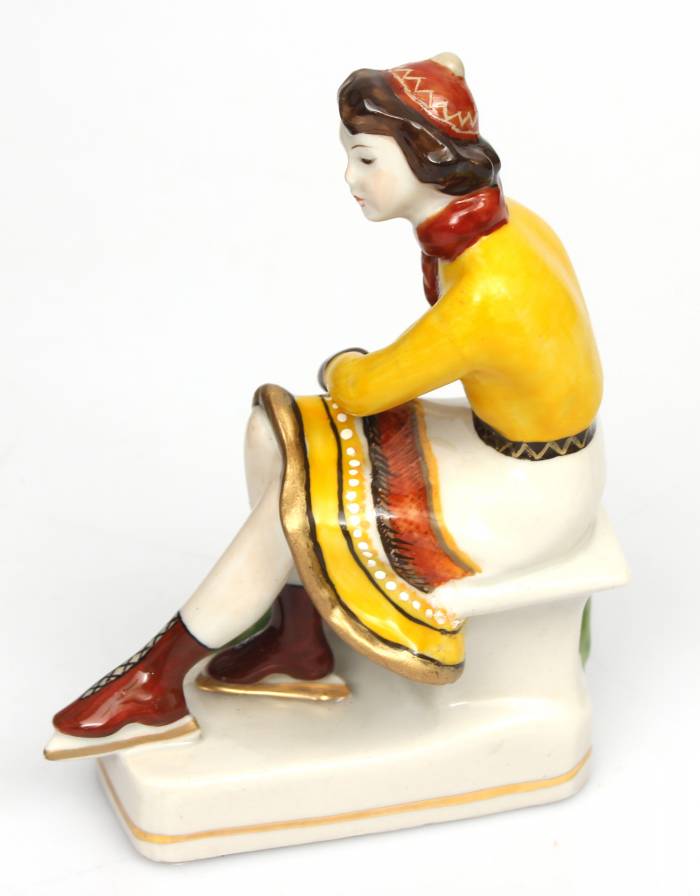 Figurine en porcelaine ``Fille aux patins`` 