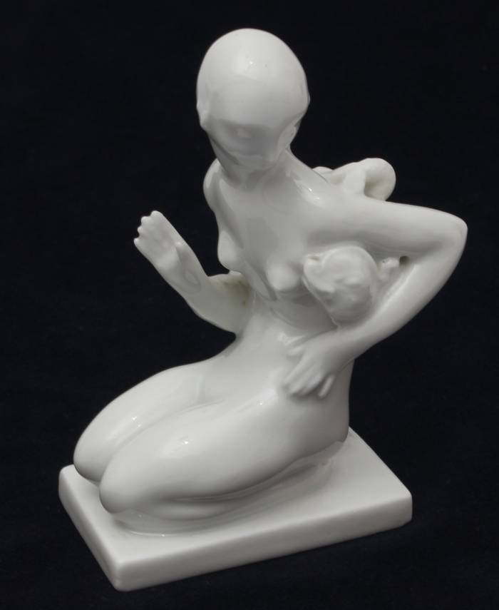 Figurine en porcelaine Fille avec un poisson 