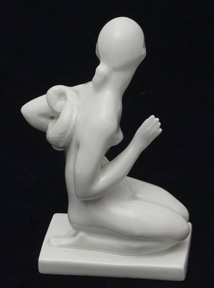 Figurine en porcelaine Fille avec un poisson 