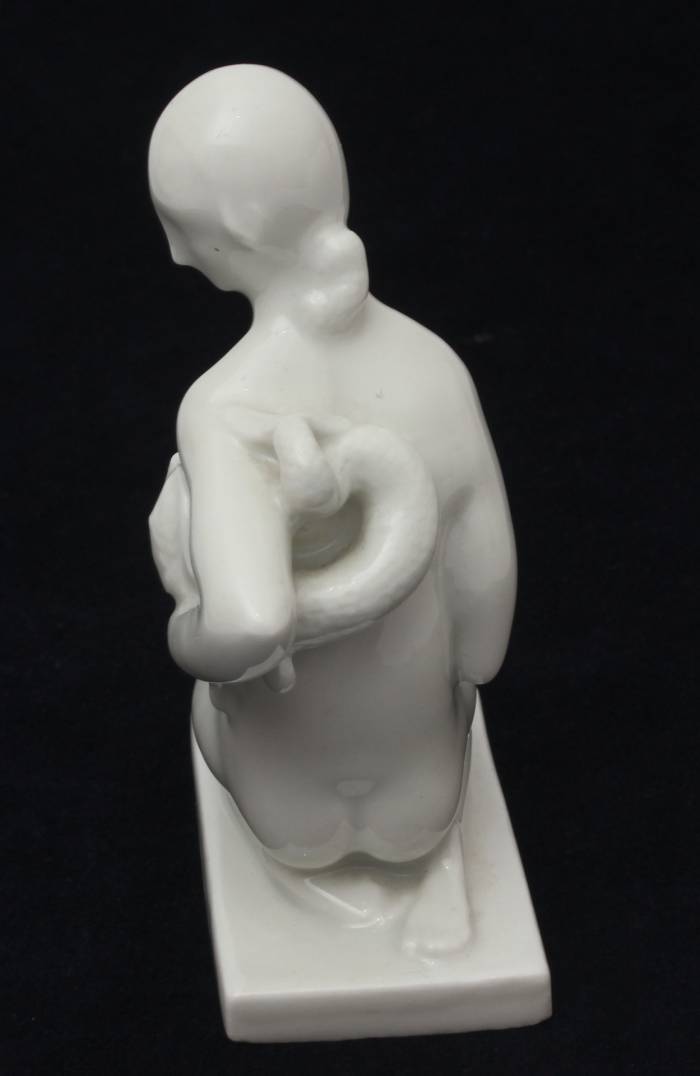 Figurine en porcelaine Fille avec un poisson 