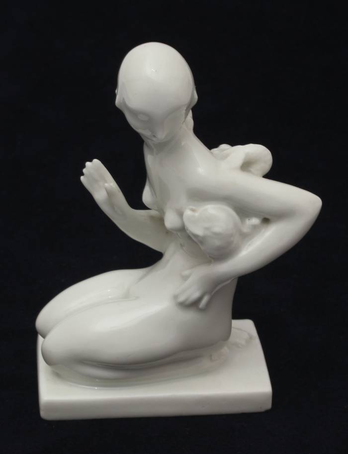 Figurine en porcelaine Fille avec un poisson 