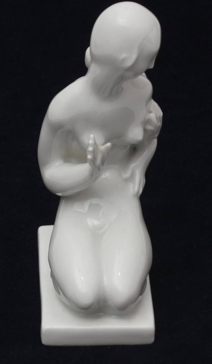 Figurine en porcelaine Fille avec un poisson 