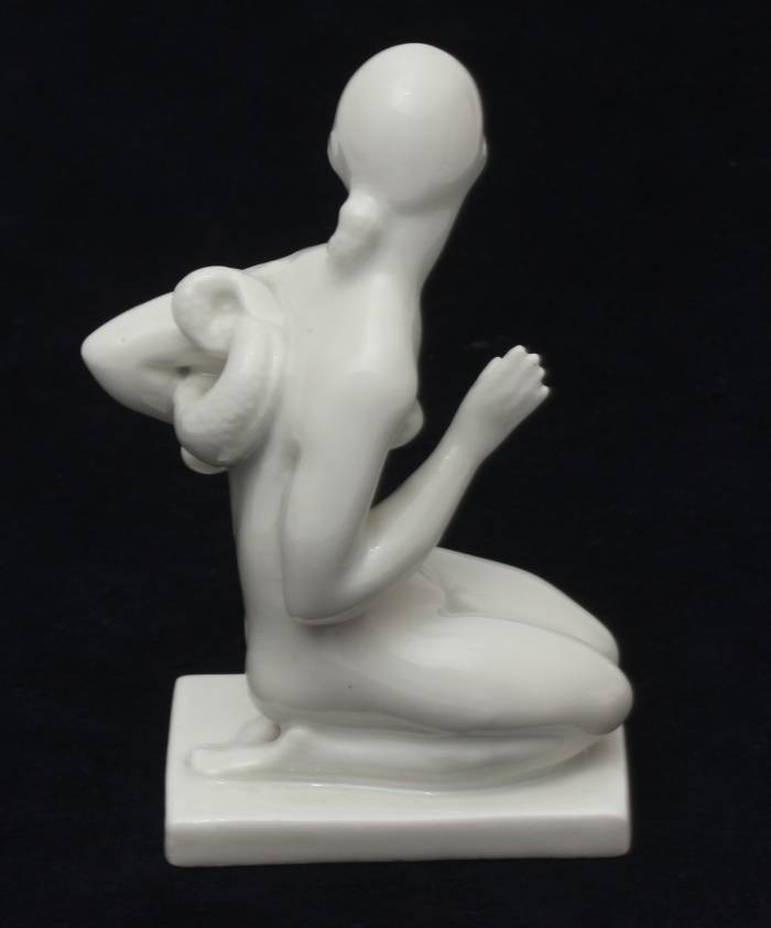 Figurine en porcelaine Fille avec un poisson 