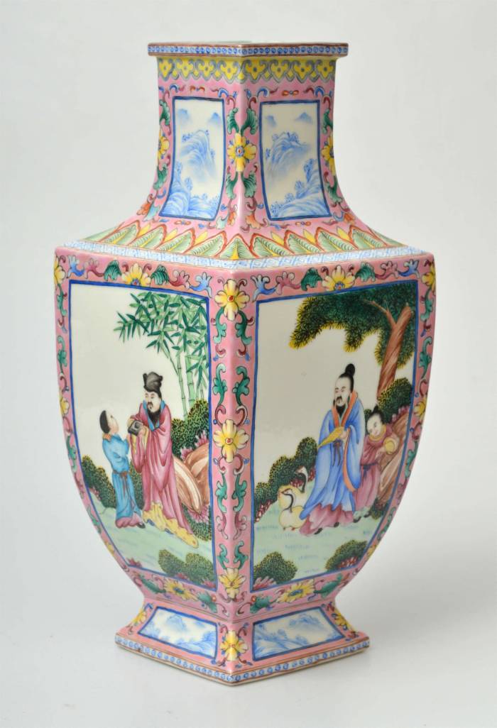 Vase en porcelaine peinte chinoise 