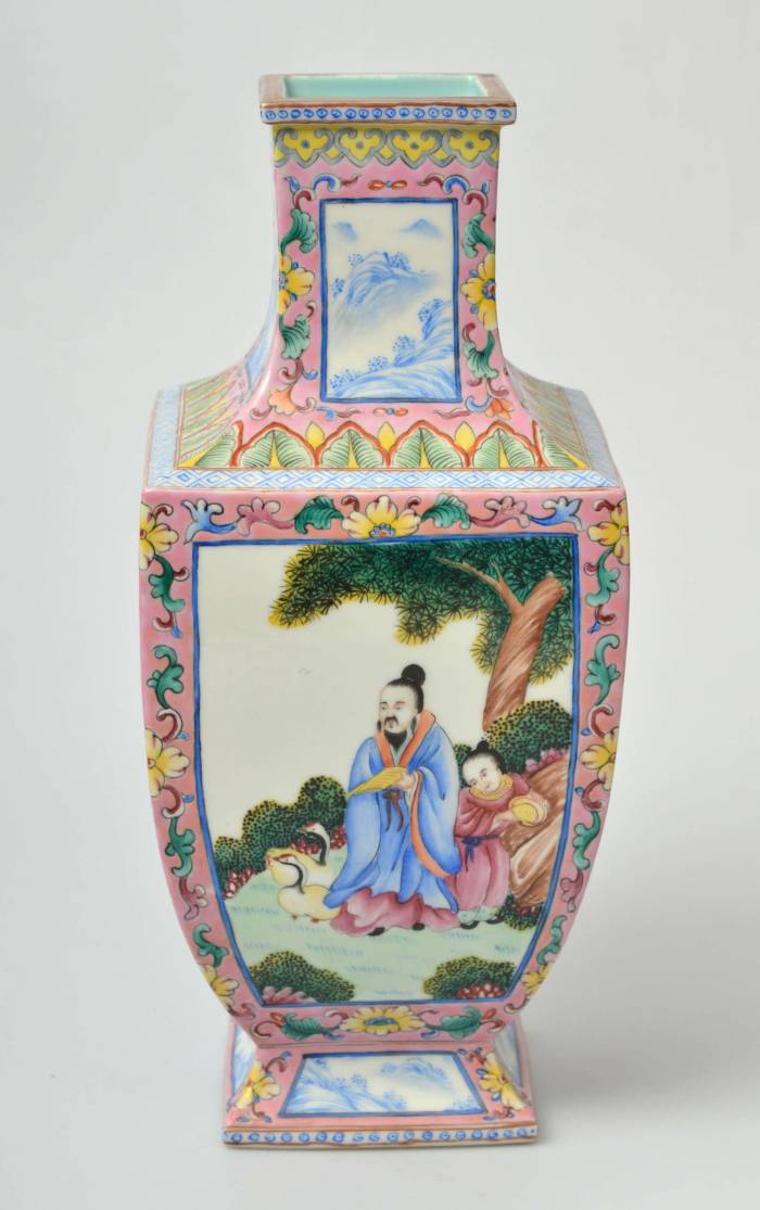 Vase en porcelaine peinte chinoise 