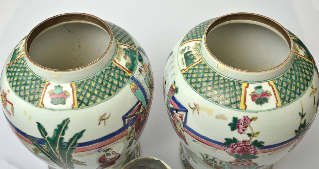 Vases en porcelaine chinoise, urnes (2 pièces) 