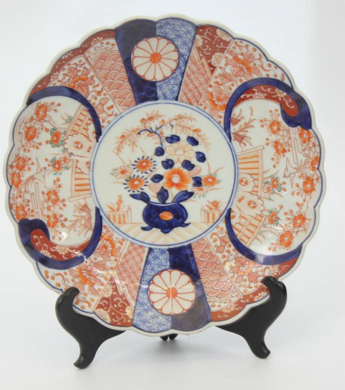 Assiette en porcelaine peinte 