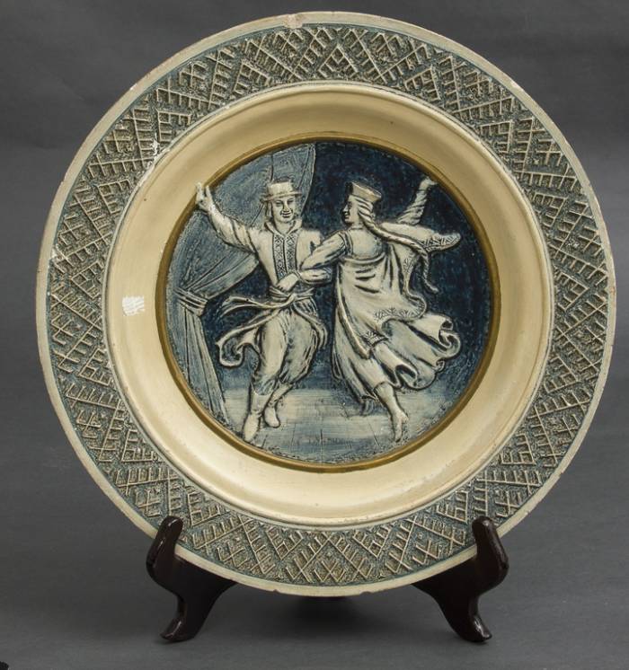 Keramikas šķīvis `Tautas dejotājs` 