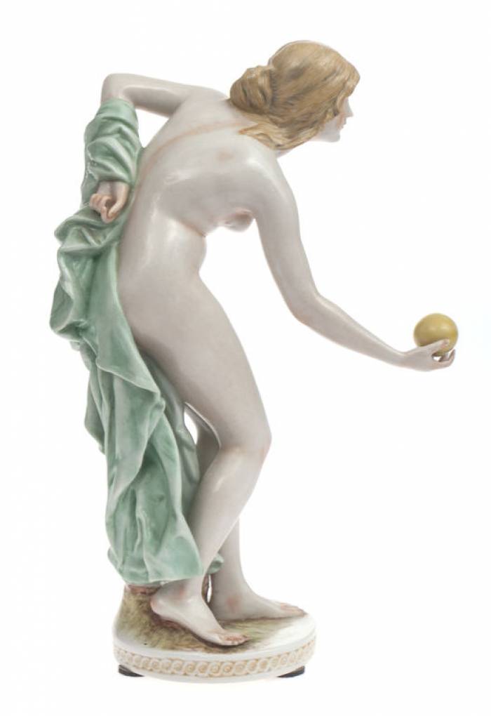 Figurine en porcelaine Une femme qui joue avec le ballon 