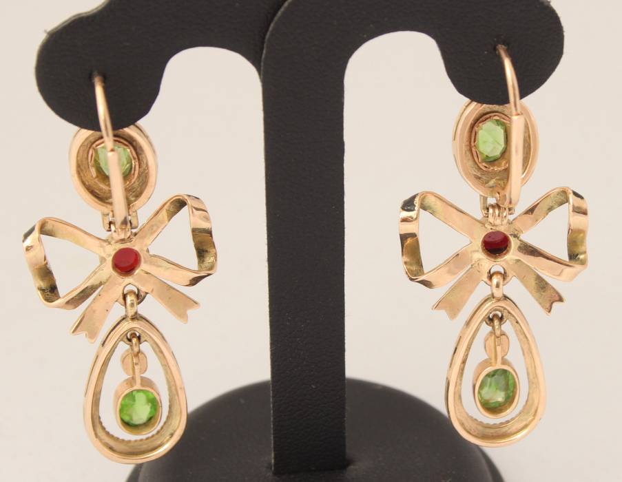 Gold earrings with enamel