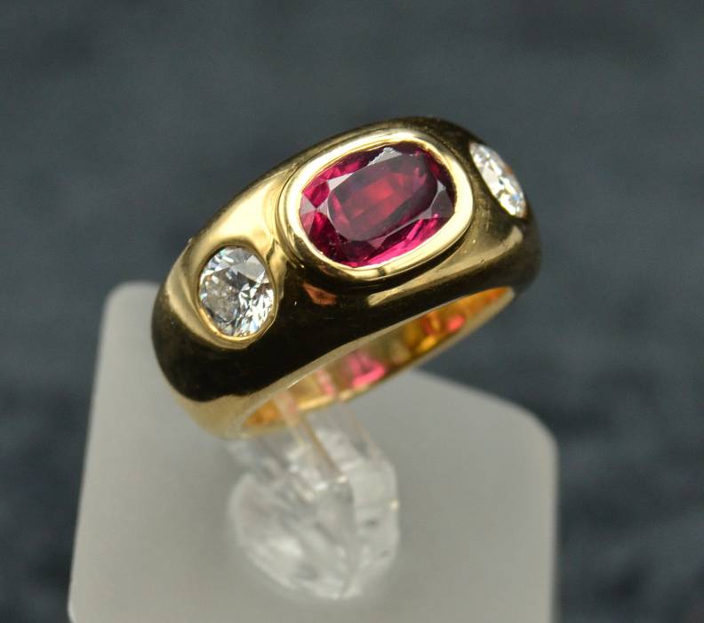 Yellow gold ring with diamonds and ruby