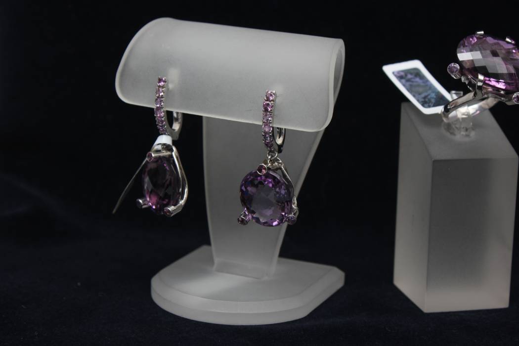 Gold jewelry set with amethysts and pink sapphires