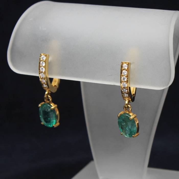 Gold jewelry set with emeralds