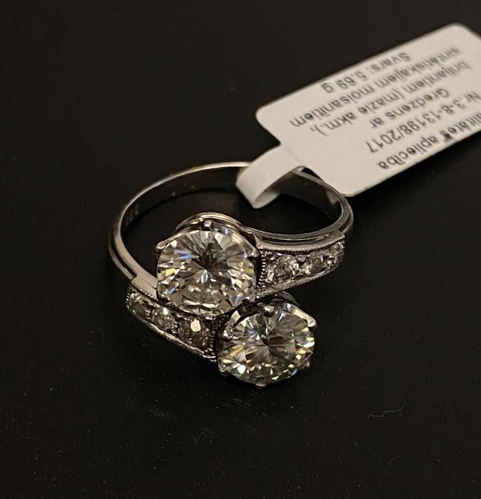 Bague en platine avec diamants et moissanites synthétiques 