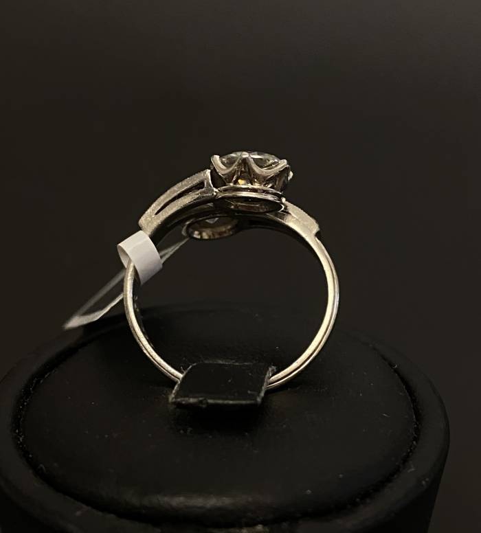 Bague en platine avec diamants et moissanites synthétiques 