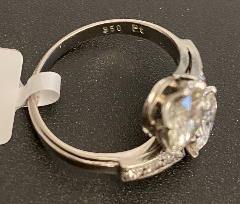 Bague en platine avec diamants et moissanites synthétiques 