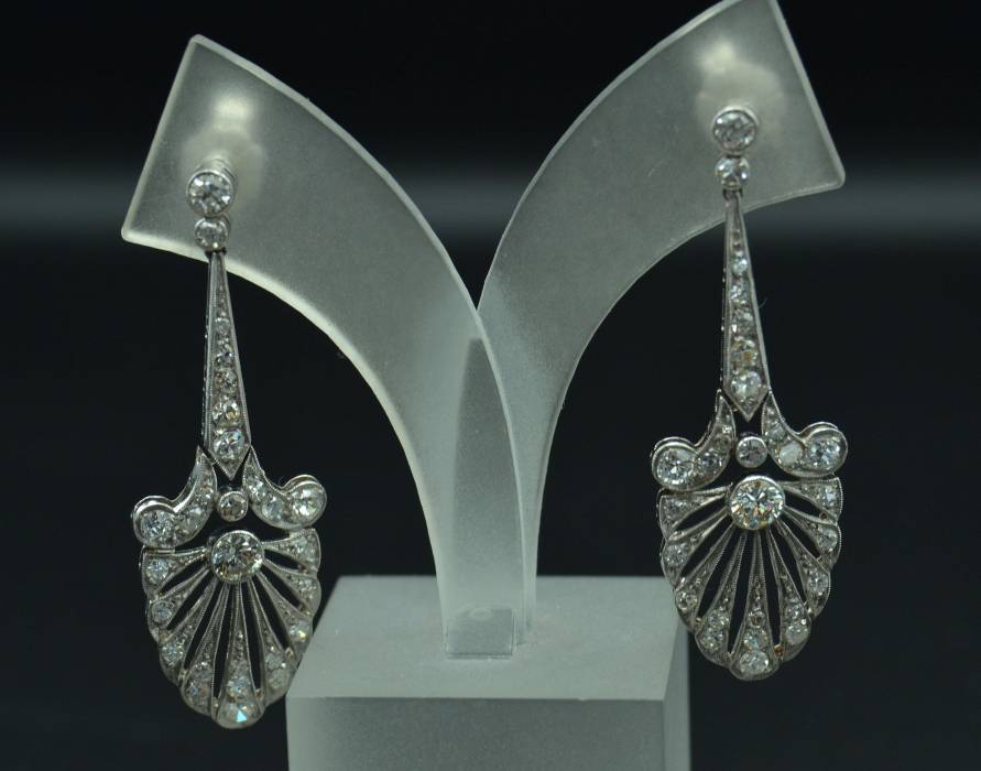 Boucles d&39;oreilles en platine avec 56 diamants naturels 