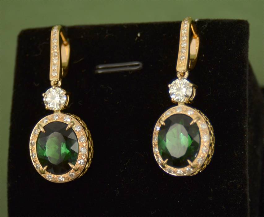Gold earrings with diamonds and tourmalines