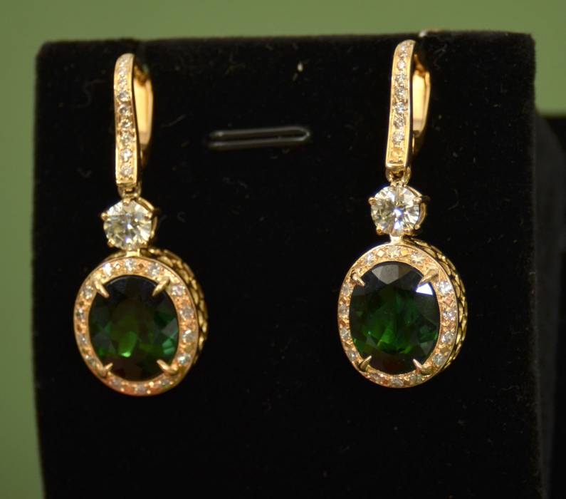 Gold earrings with diamonds and tourmalines