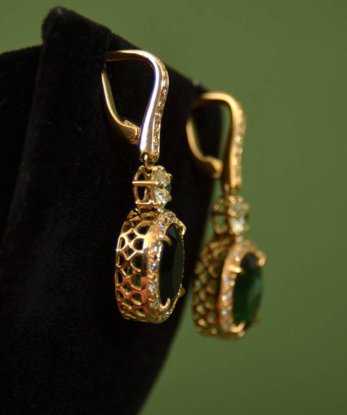 Gold earrings with diamonds and tourmalines