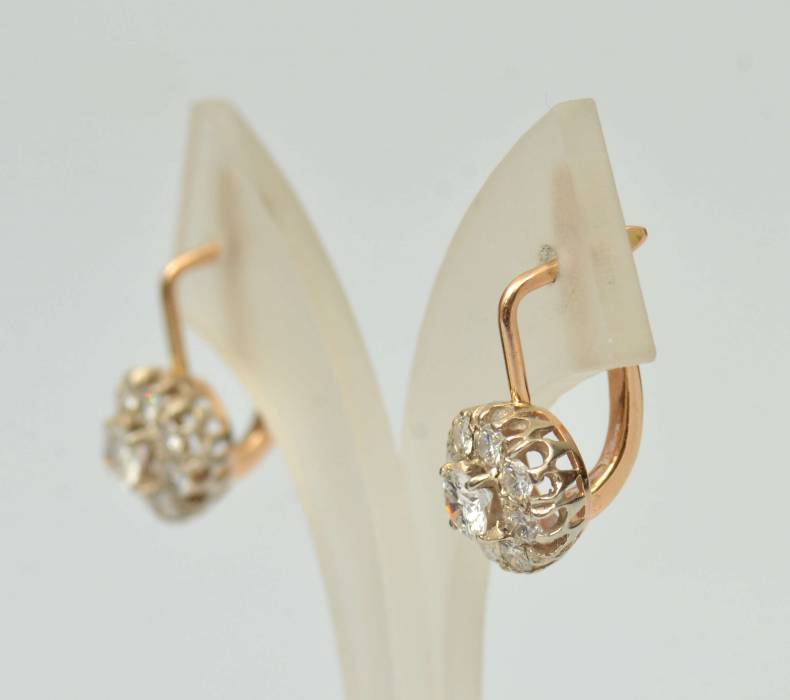 Gold earrings with diamonds