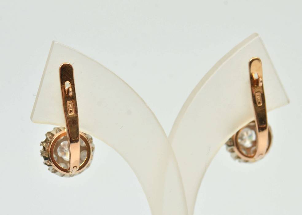 Gold earrings with diamonds