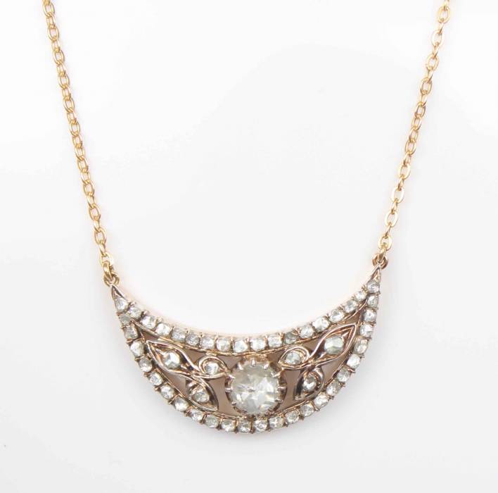 Gold necklace with diamonds