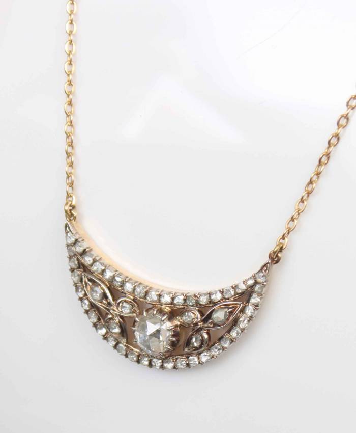 Gold necklace with diamonds