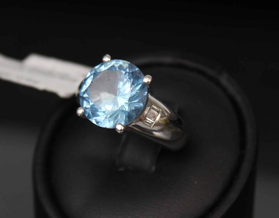 Bague en or avec diamants et spinelle synthétique 