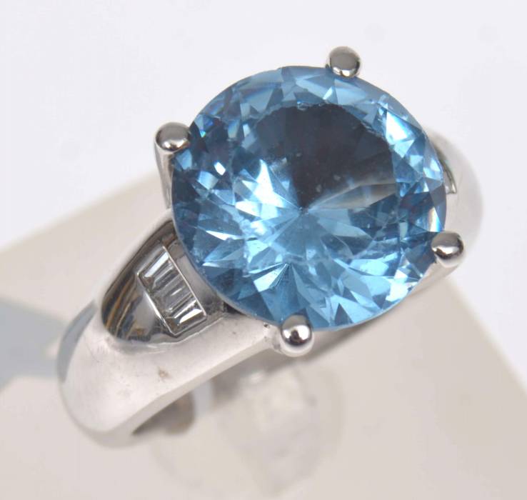 Bague en or avec diamants et spinelle synthétique 