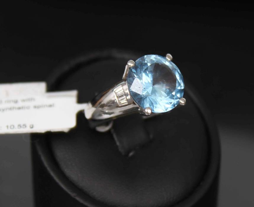 Bague en or avec diamants et spinelle synthétique 