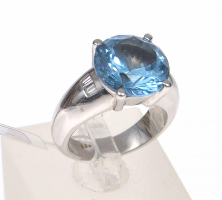 Bague en or avec diamants et spinelle synthétique 