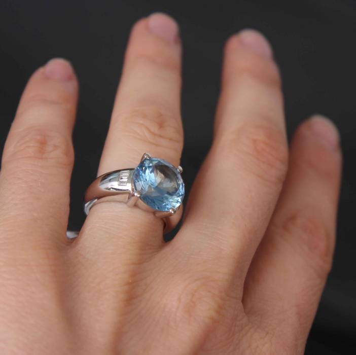 Bague en or avec diamants et spinelle synthétique 