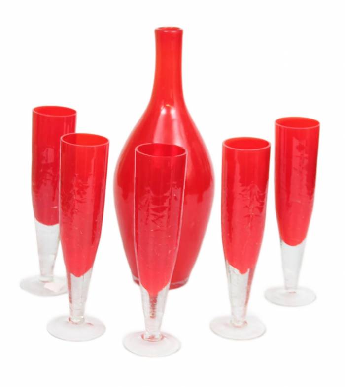 Carafe en verre rouge avec cinq verres 