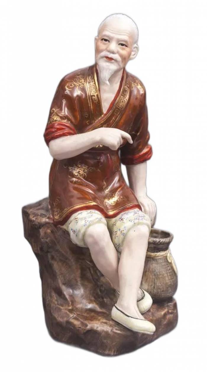 Figurine en porcelaine représentant des hommes chinois 