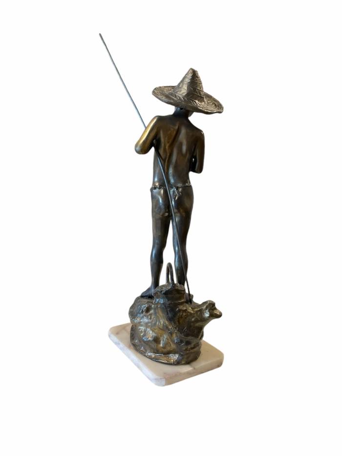 Giovanni Varlese (1888-1922, Italie) – Figure en bronze d&39;un jeune pêcheur 