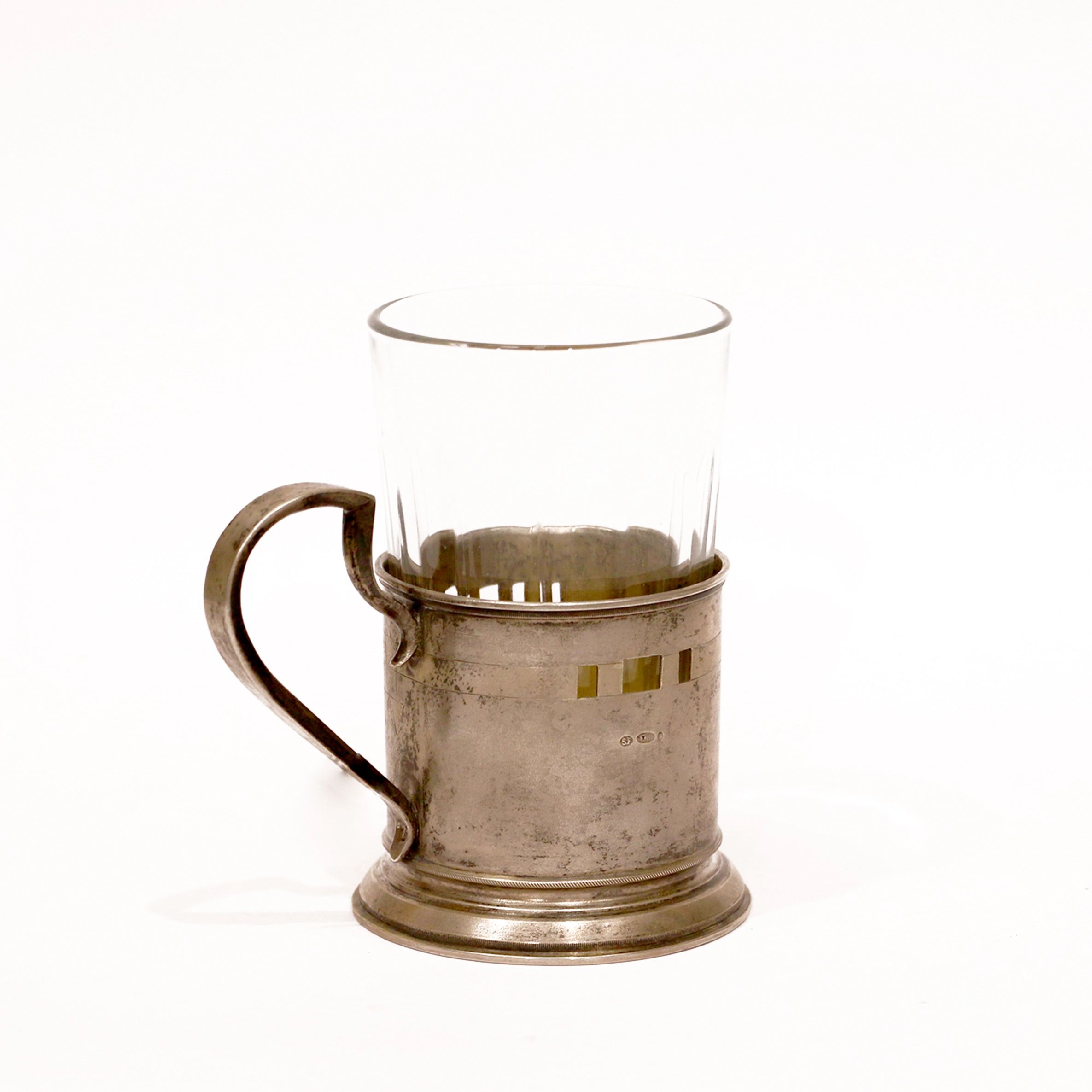 Un Verre D'eau À Facettes Dans Un Ancien Porte-gobelet En Argent