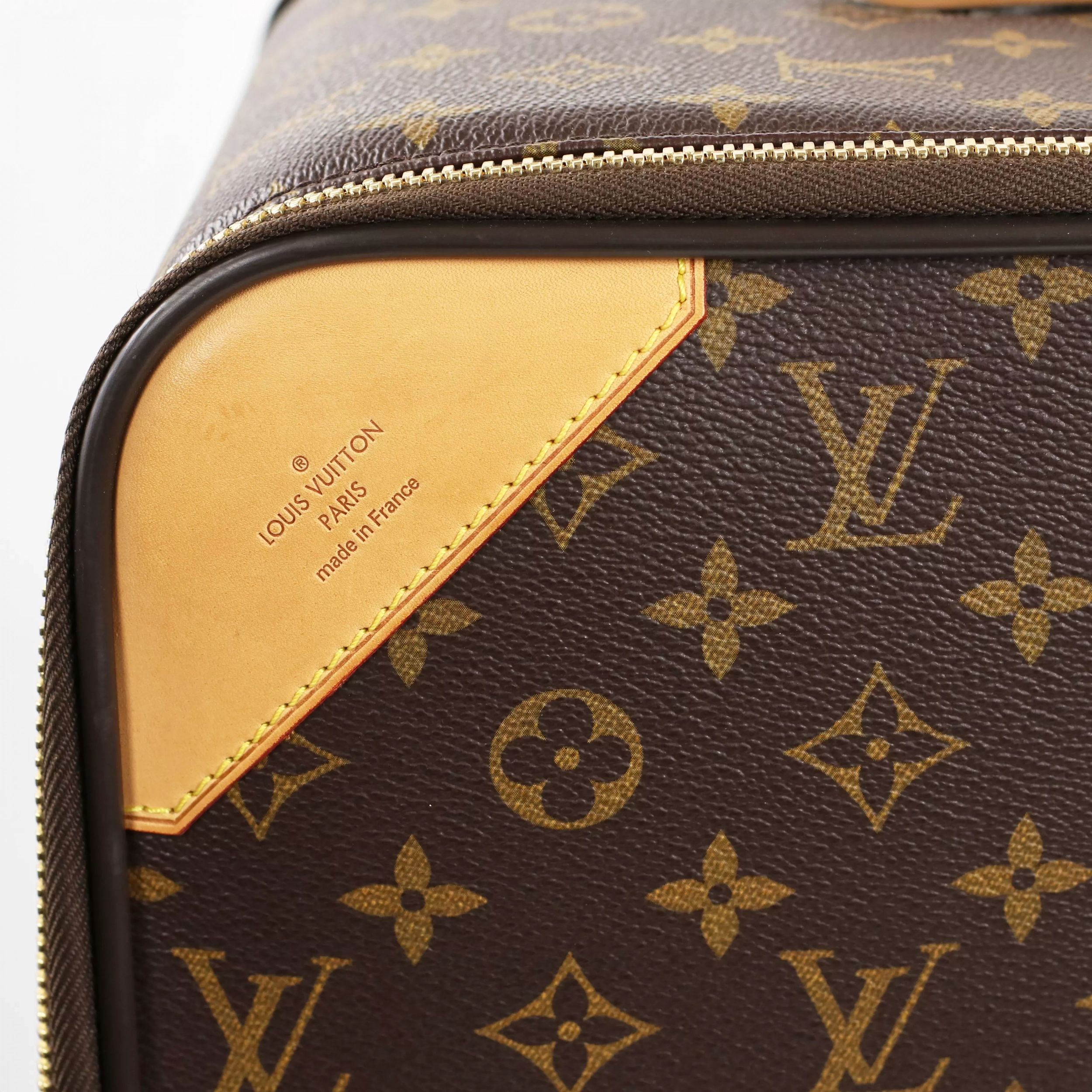 Valise monogrammée de la marque Louis Vuitton