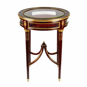 Table-vitrine ronde en acajou avec bronze dore, de style neoclassique. 