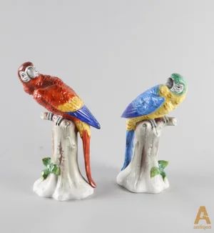 Pair of figures Parrots