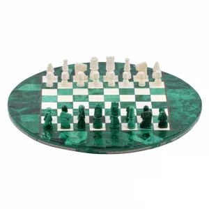 Malahīta šahs uz apaļa spēļu galda 