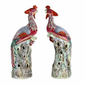 Grande paire d`oiseaux phenix en porcelaine de Chine de la fin de la periode Qing (1644-1912). 
