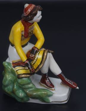 Фарфоровая статуэтка ``Девочка с коньками`` 