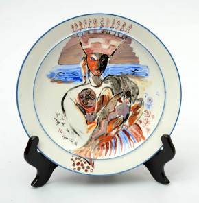 Фарфоровая тарелка Девушка в народном костюме с лососем 