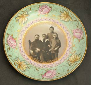 Porcelāna šķīvis ar ģimenes fotoattēlu 