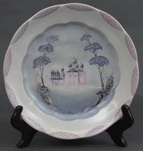 Porcelāna šķīvis ar skatu uz baznīcu 