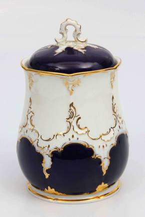 Porcelain untensil with a lid