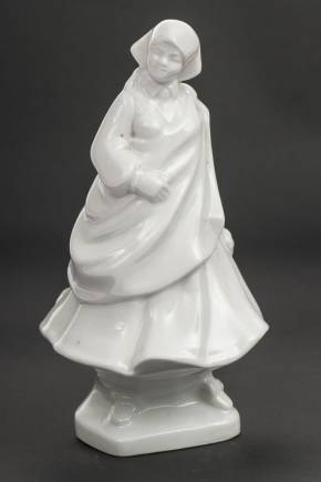 Figurine en porcelaine Femme de ménage - Fille en costume folklorique 