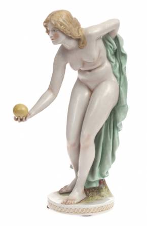 Porcelāna figūriņa Sieviete, kas spēlējas ar bumbu 
