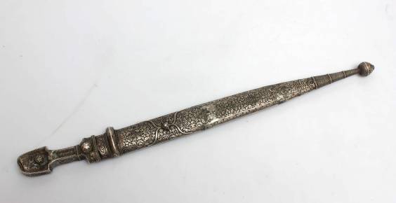 Серебряная кортика с серебряной ручкой и безелем 